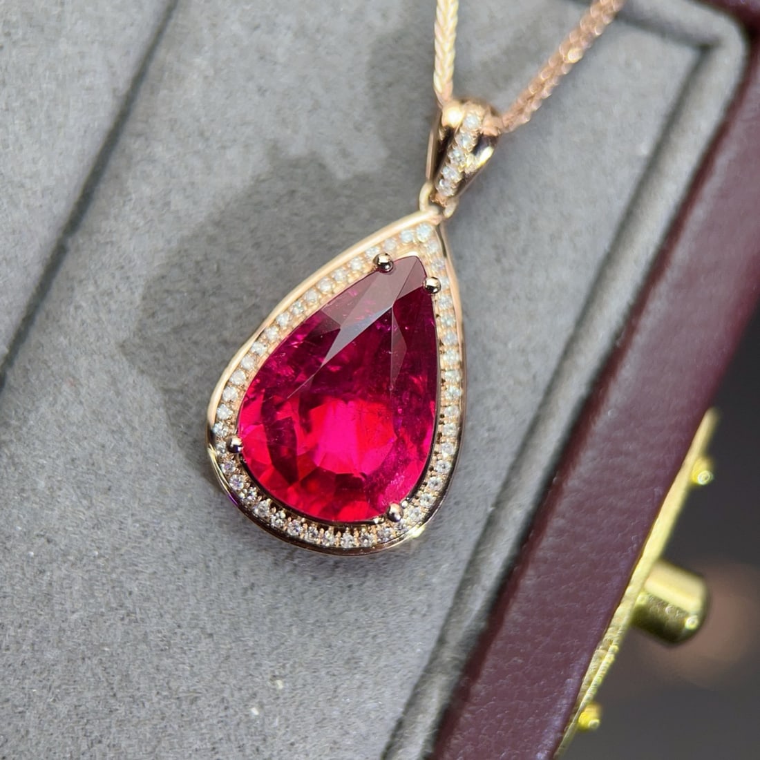 14k Gold 4.49 Ct Natural Tourmaline & Diamond Pendant( Without Chain ): Ref:230990106 // gold content:14k gold // main gemstone:tourmaline // shape:pear // carat weight:4. 49ct // color:red // treatment:natural // // adjacent gemstone 2 : diamond // number of stones:50 //