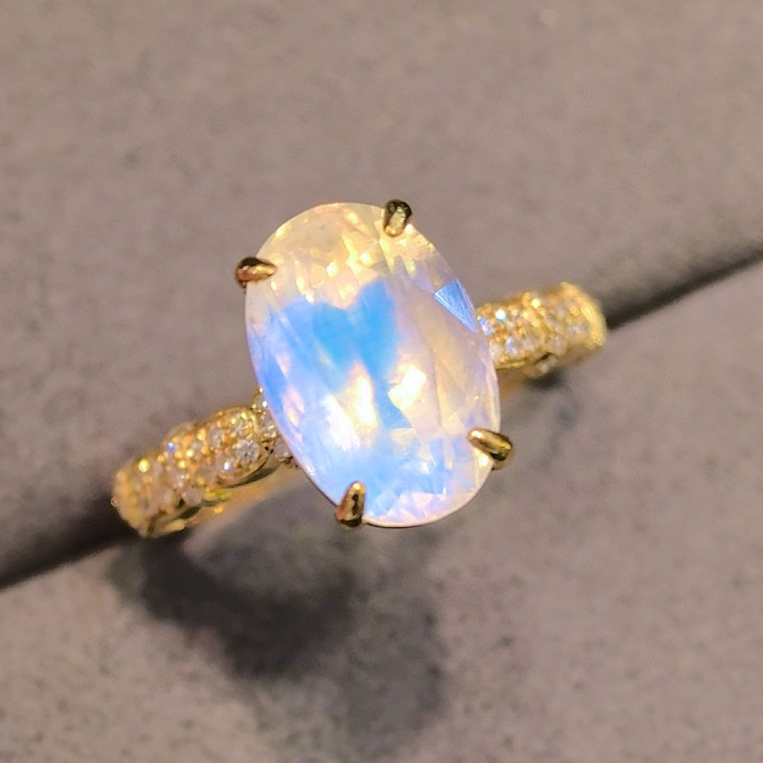 14k Gold 4.91 Ctw Natural Moonstone & Diamond Ring: Ref:230990109 // gold content:14k gold // ring size:7. 25us // // main gemstone:moonstone // shape:oval // carat weight:4. 68ct // color:white // treatment:natural // // adjacent gemstone 2 : diamond