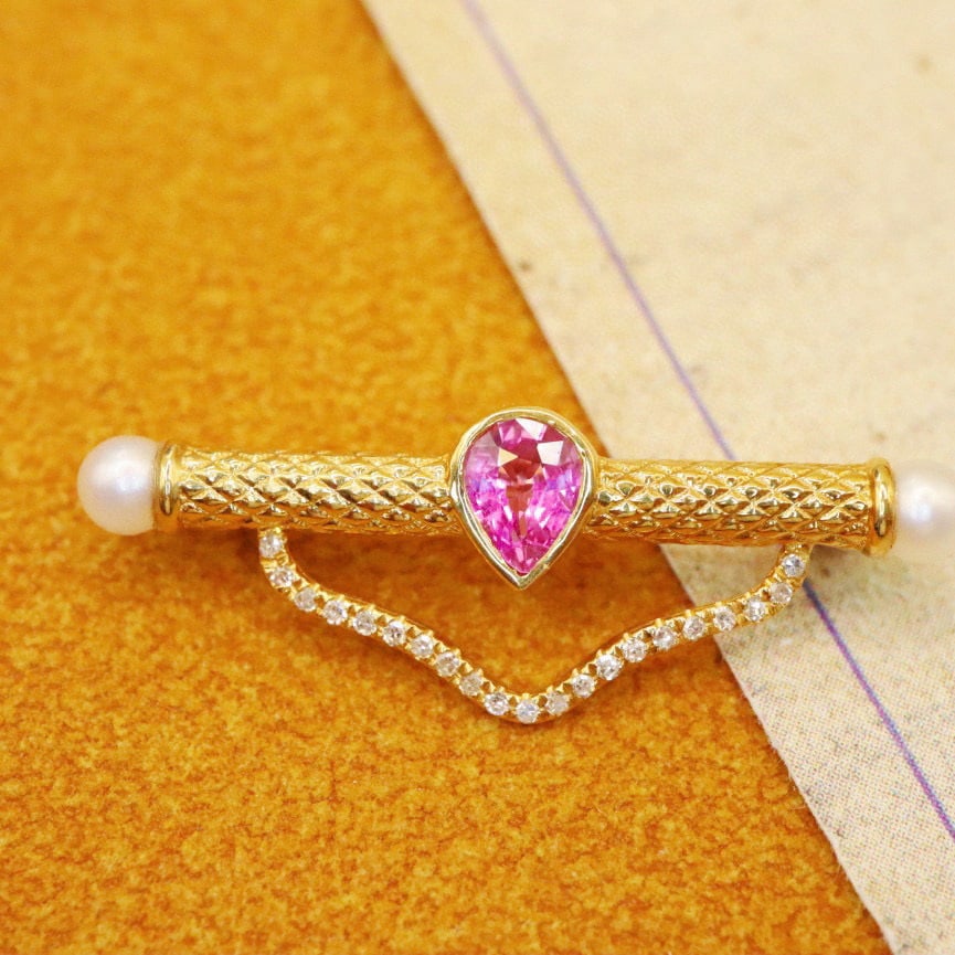 14k Gold 0.46 Ctw Natural Sapphire & Diamond Brooch: Ref:230990113 // gold content:14k gold // main gemstone:sapphire // shape:pear // carat weight:0. 40ct // color:pink // treatment:natural // // adjacent gemstone 2 : diamond // number of stones:21 //