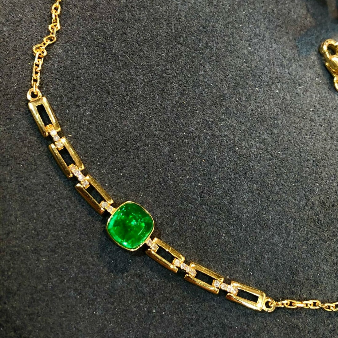 14k Gold 1.5 Ct Vivid Green Natural Emerald & Diamond Bracelet: Ref:230990117 // gold content:14k gold // main gemstone:emerald // shape:suger-loaf // carat weight:1. 5ct // color:vivid green // treatment:natural // // adjacent gemstone 2 : diamond // shape:round