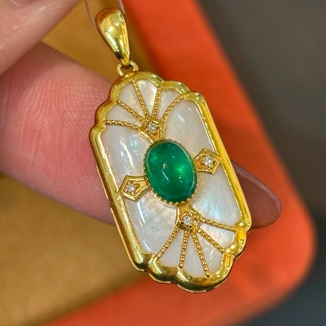 14k Gold 0.65 Ct Vivid Green Natural Emerald & Diamond Pendant( Without Chain ): Ref:230990118 // gold content:14k gold // main gemstone:emerald // shape:oval // carat weight:0. 65ct // color:vivid green // treatment:natural // // adjacent gemstone 2 : diamond // shape:round //
