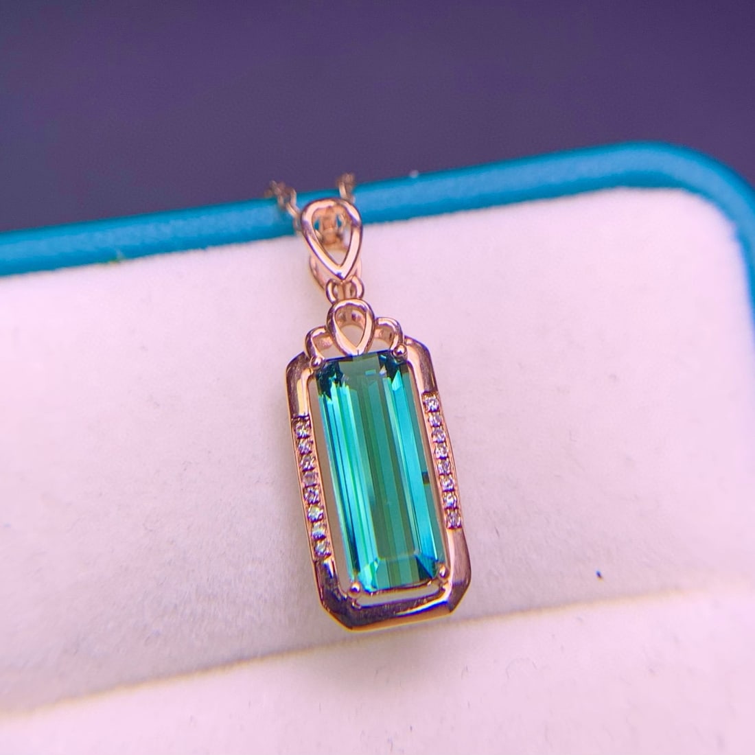 14k Gold 1.8 Ct Natural Tourmaline & Diamond Pendant( Without Chain ): Ref:230990131 // gold content:14k gold // main gemstone:tourmaline // shape:octagonal // carat weight:1. 8ct // color:green // treatment:natural // // adjacent gemstone 2 : diamond // shape:round //