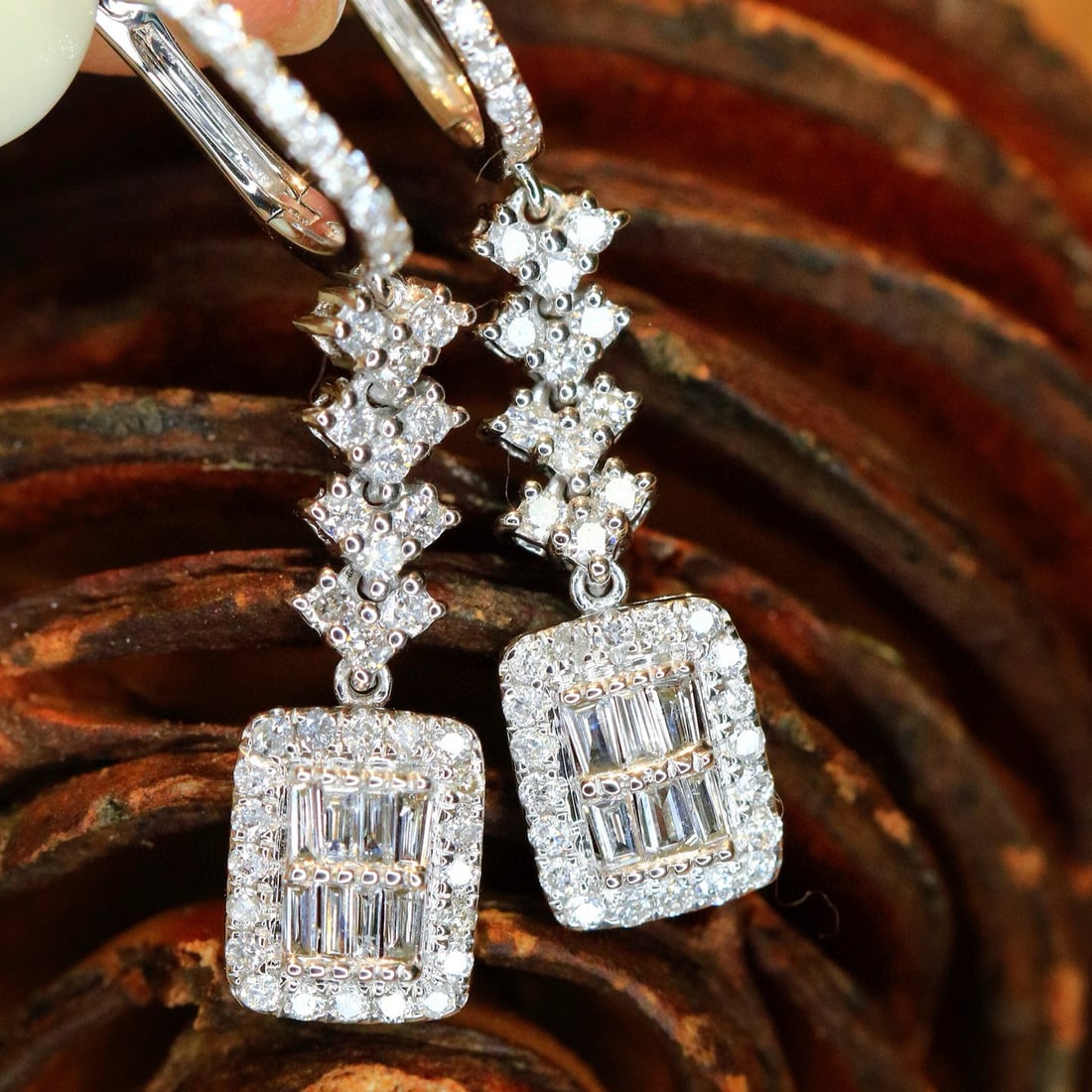 14k Gold 0.8 Ct Natural H Diamond Earrings: Ref:230990135 // gold content:14k gold // main gemstone:diamond // shape:multiply // carat weight:0. 8ct // clarity grade:vs-si // color:h // treatment:natural // High Estimate: 5300 Low Estimate:
