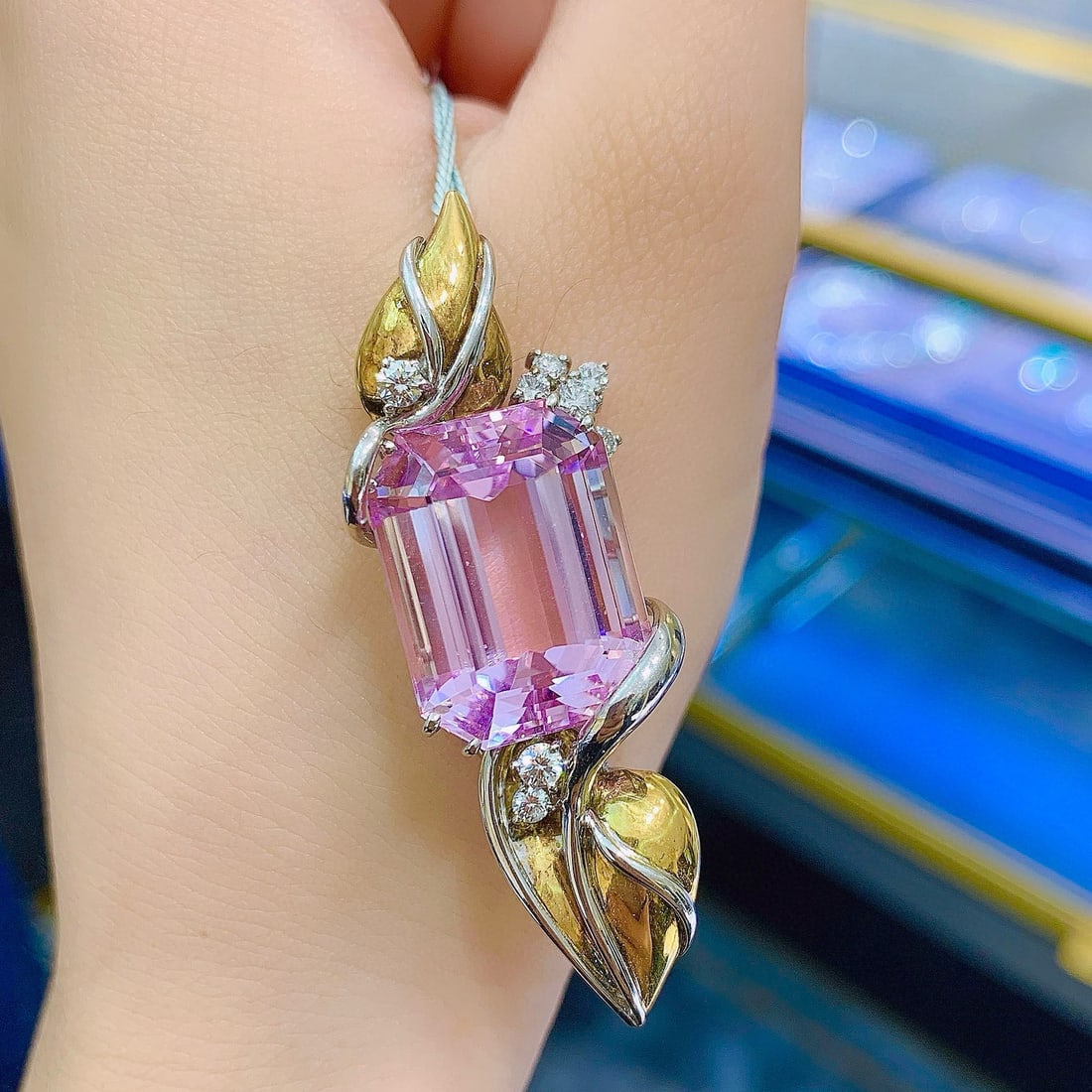 14k Gold 25.61 Ctw Natural Kunzite & Sapphire Brooch/pendant( Without Chain ): Ref:230990141 // gold content:14k gold // main gemstone:kunzite // shape:octagonal // carat weight:25. 25ct // color:purple // treatment:natural // // adjacent gemstone 2 : sapphire // shape:round //