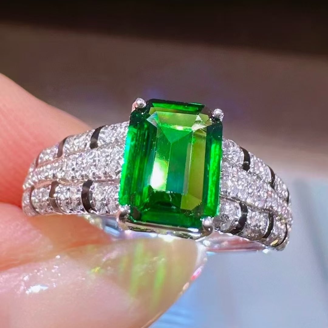14k Gold 1.29 Ctw Vivid Green Natural Tsavorite & Diamond Ring: Ref:230990144 // gold content:14k gold // ring size:7. 25us // // main gemstone:tsavorite // shape:octagonal // carat weight:1ct // color:vivid green // treatment:natural // // adjacent gemstone 2 :