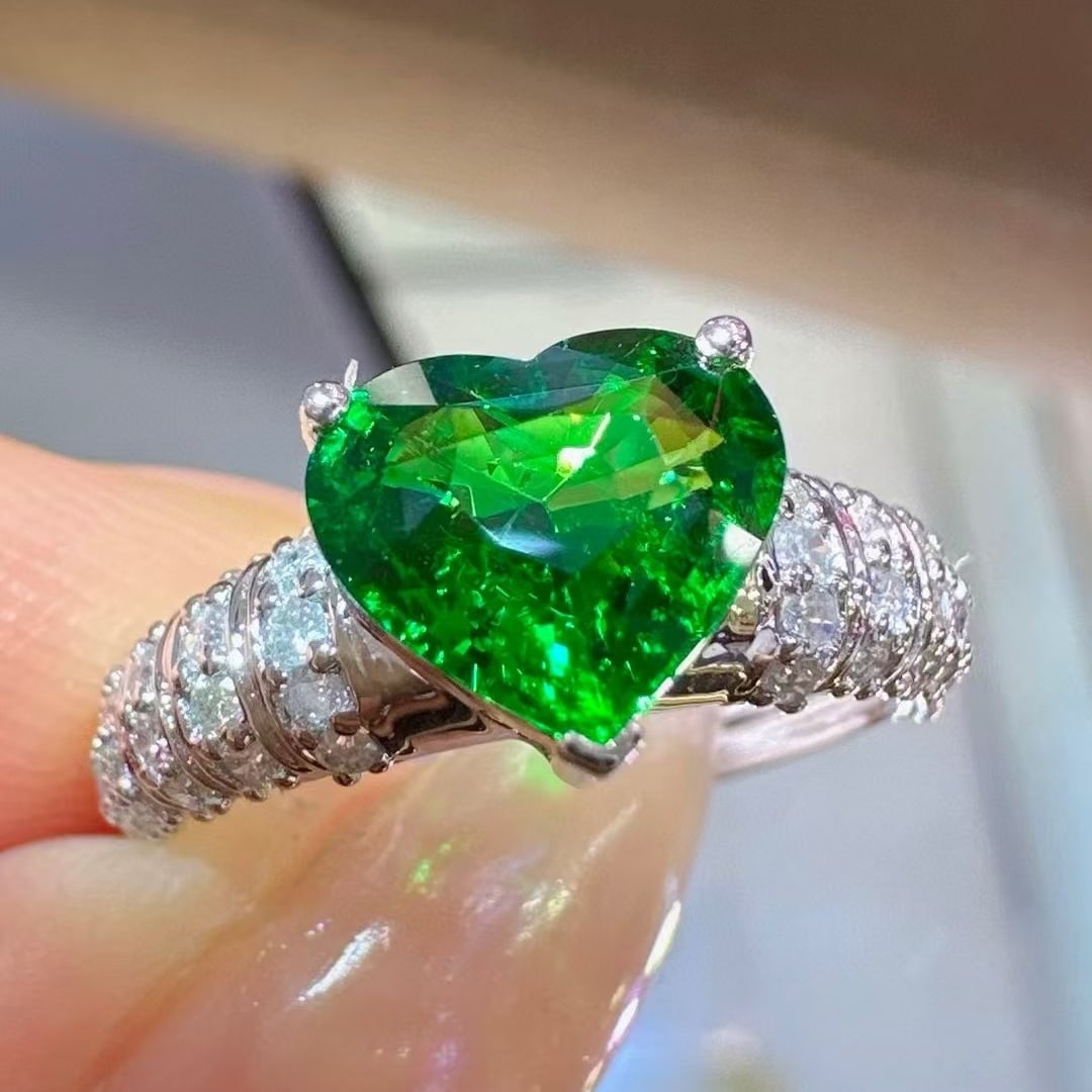 14k Gold 1.97 Ctw Vivid Green Natural Tsavorite & Diamond Ring: Ref:230990146 // gold content:14k gold // ring size:7. 25us // // main gemstone:tsavorite // shape:heart // carat weight:1. 6ct // color:vivid green // treatment:natural // // adjacent gemstone 2 :