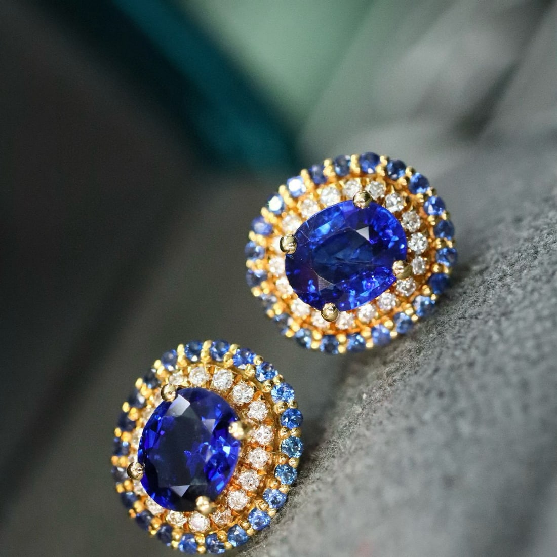 14k Gold 1.13 Ctw Natural Sapphire & Sapphire Earrings: Ref:230990152 // gold content:14k gold // main gemstone:sapphire // shape:oval // carat weight:1. 0ct // color:blue // treatment:natural // // adjacent gemstone 2 : sapphire // shape:round // carat