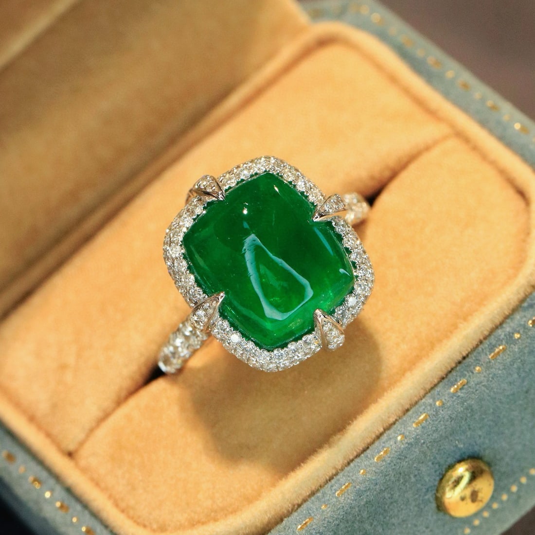 14k Gold 6.98 Ctw Vivid Green Natural Emerald & Diamond Ring/pendant( Without Chain ): Ref:230990154 // gold content:14k gold // ring size:7. 25us // // main gemstone:emerald // shape:suger-loaf // carat weight:5. 9ct // color:vivid green // treatment:natural // // adjacent gemstone 2 :