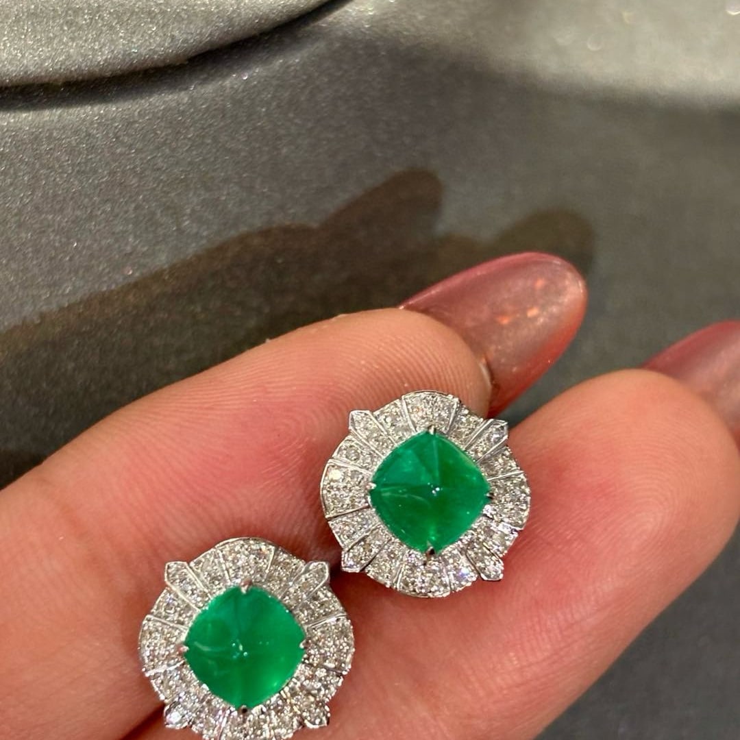 14k Gold 2.01 Ct Vivid Green Natural Emerald & Diamond Earrings: Ref:230990156 // gold content:14k gold // main gemstone:emerald // shape:suger-loaf // carat weight:2. 01ct // color:vivid green // treatment:natural // // adjacent gemstone 2 : diamond // shape:round