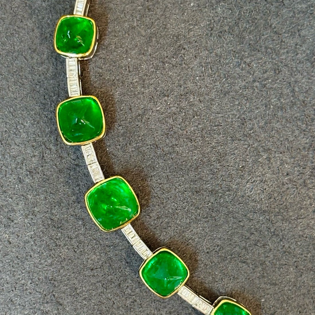14k Gold 7 Ct Vivid Green Natural Emerald & Diamond Necklace: Ref:230990157 // gold content:14k gold // main gemstone:emerald // shape:suger-loaf // carat weight:7ct // color:vivid green // treatment:natural // // adjacent gemstone 2 : diamond // shape:baguette 