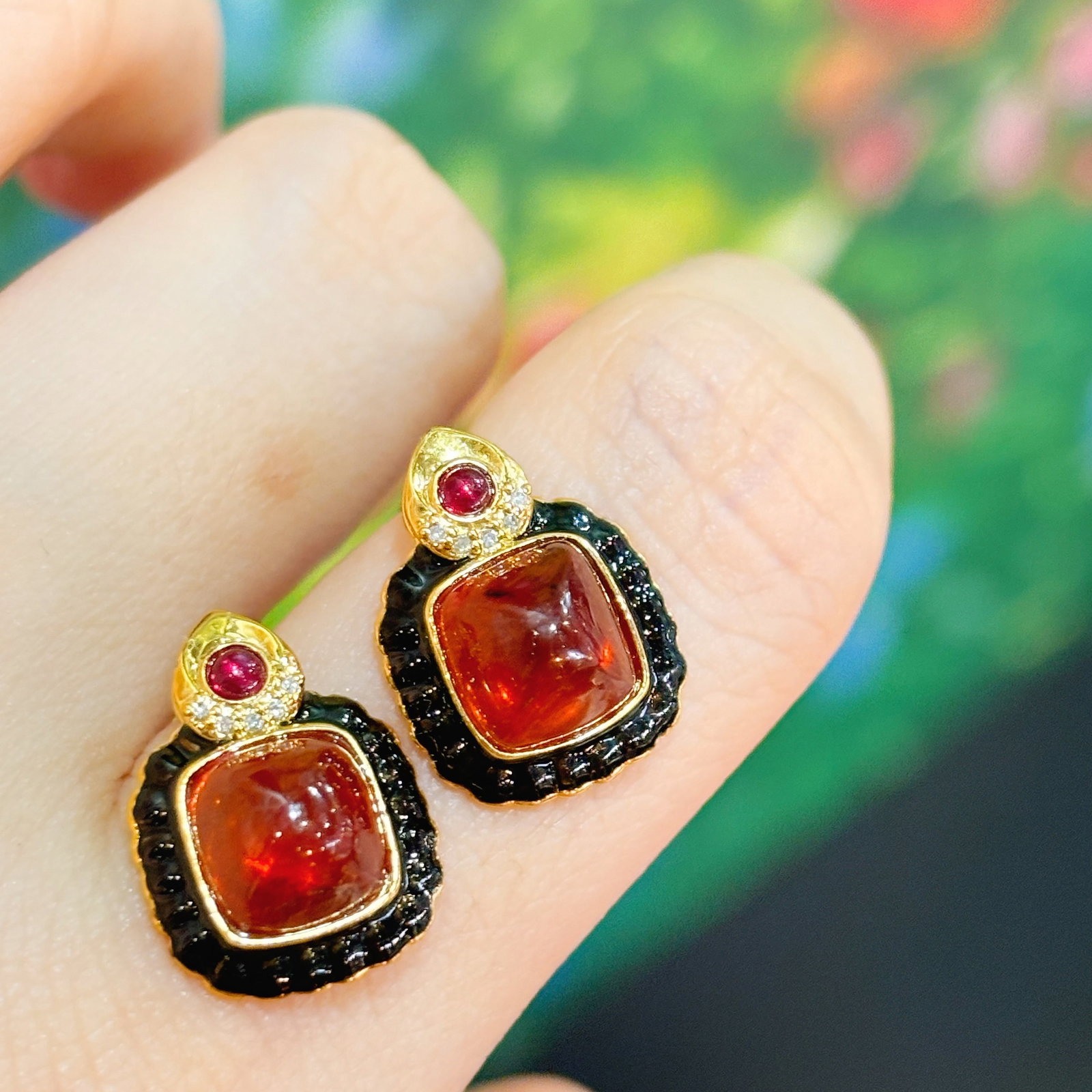 14k Gold 6.5 Ct Natural Spessartine & Diamond Earrings: Ref:230990160 // gold content:14k gold // main gemstone:spessartine // shape:suger-loaf // carat weight:6. 5ct // color:orange // treatment:natural // // adjacent gemstone 2 : diamond // shape:round /