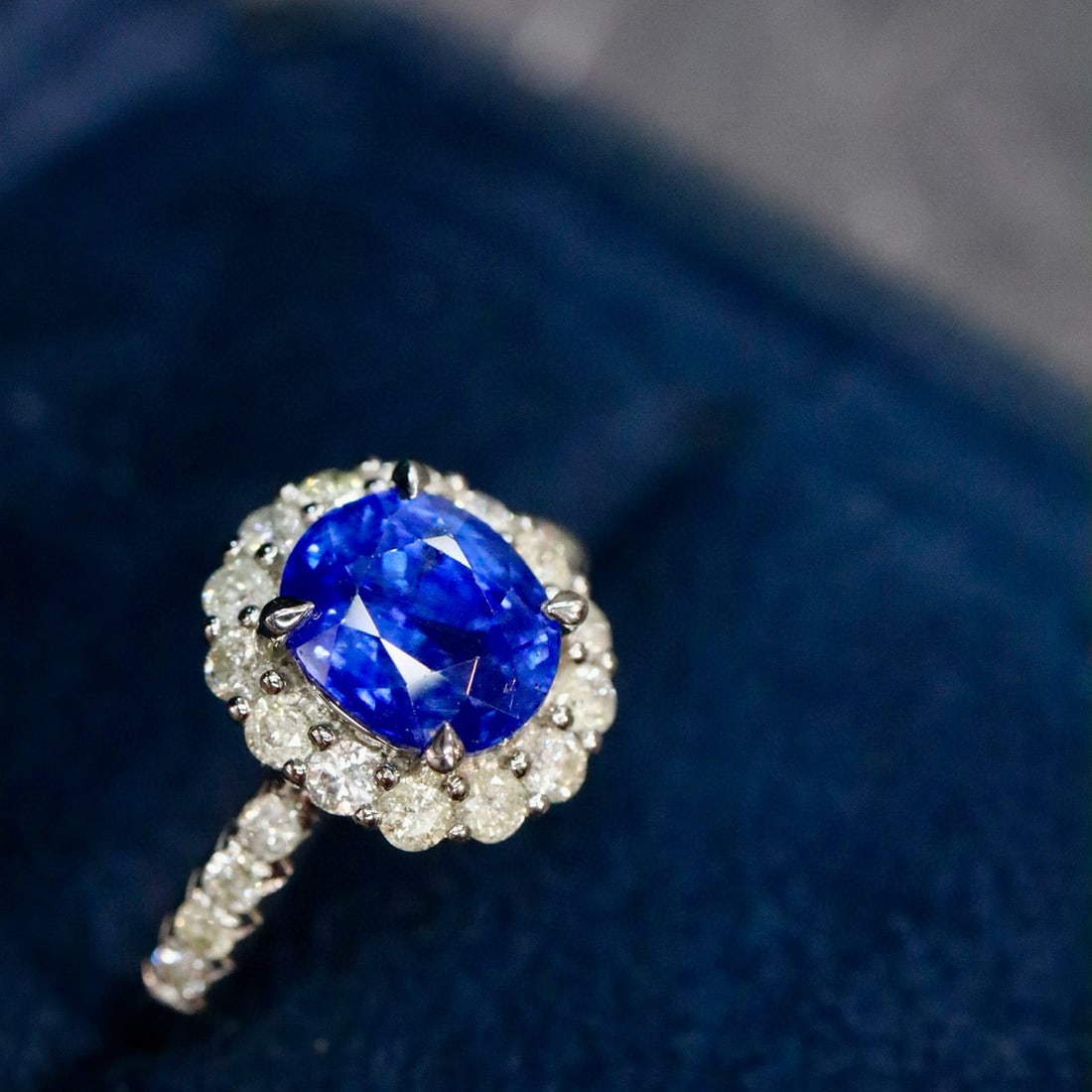 14k Gold 3.17 Ctw Vivid Blue Natural Sapphire & Diamond Ring - 2