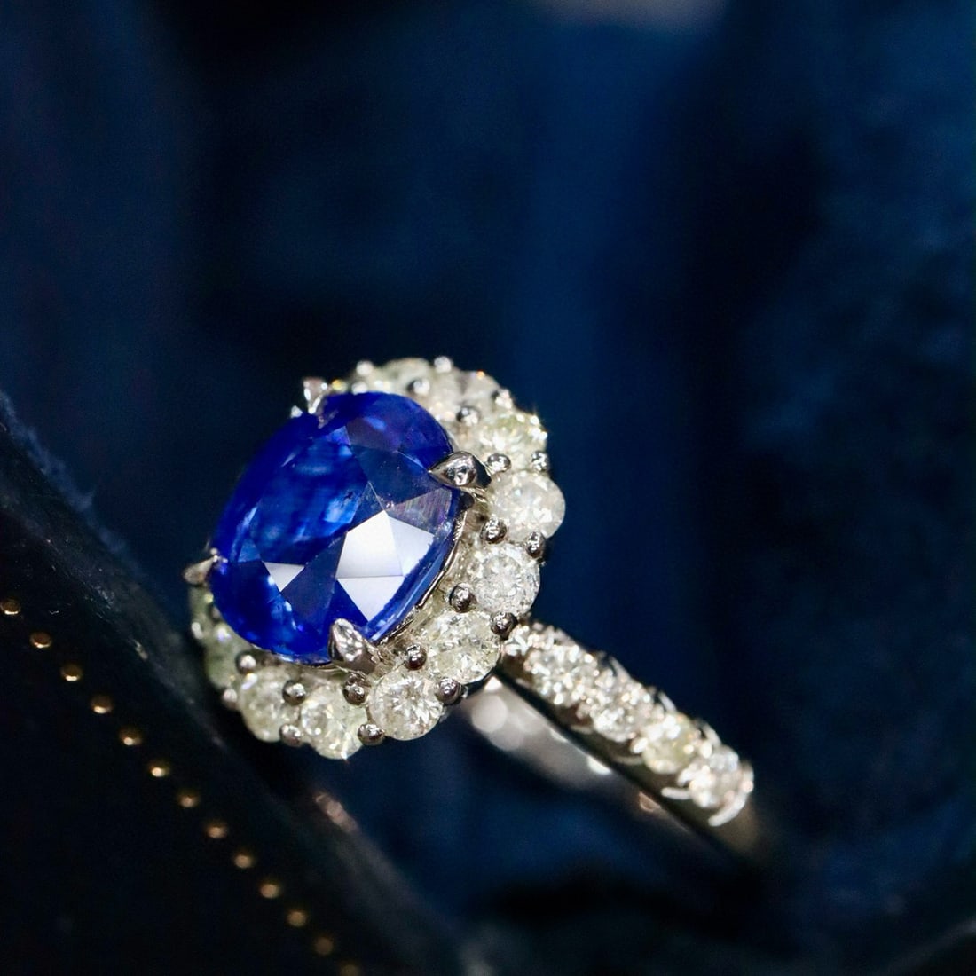14k Gold 3.17 Ctw Vivid Blue Natural Sapphire & Diamond Ring - 3
