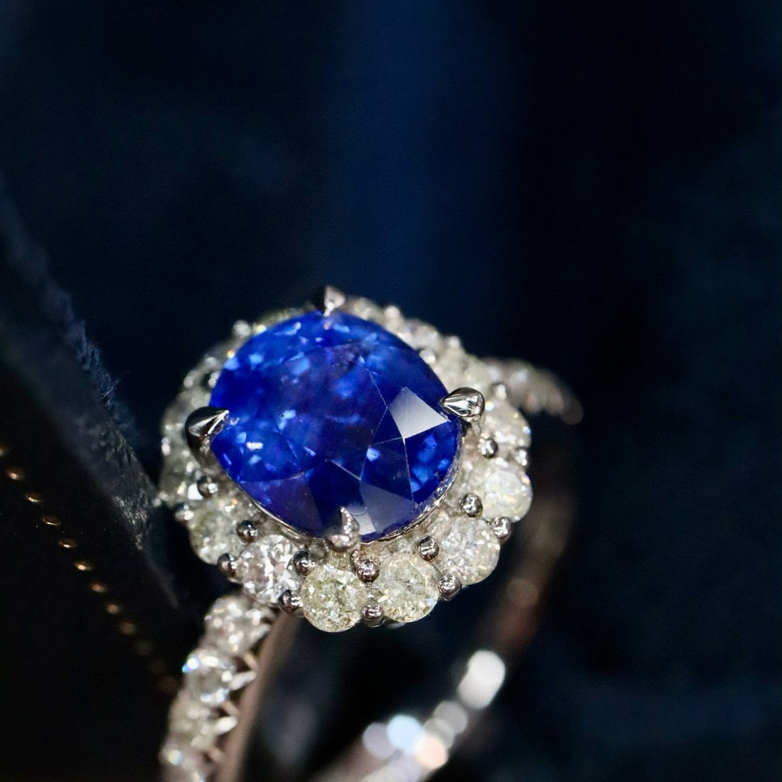 14k Gold 3.17 Ctw Vivid Blue Natural Sapphire & Diamond Ring - 4