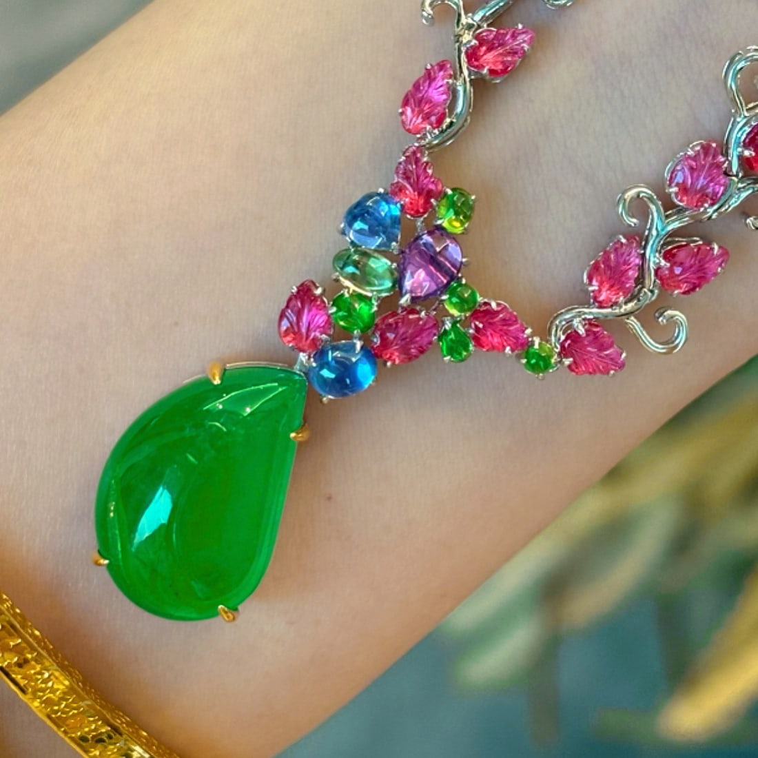 14k Gold 24.7 Ct Vivid Green Natural Emerald & Spinel & Sapphire & Tsavorite & Sapphire Necklace - 2