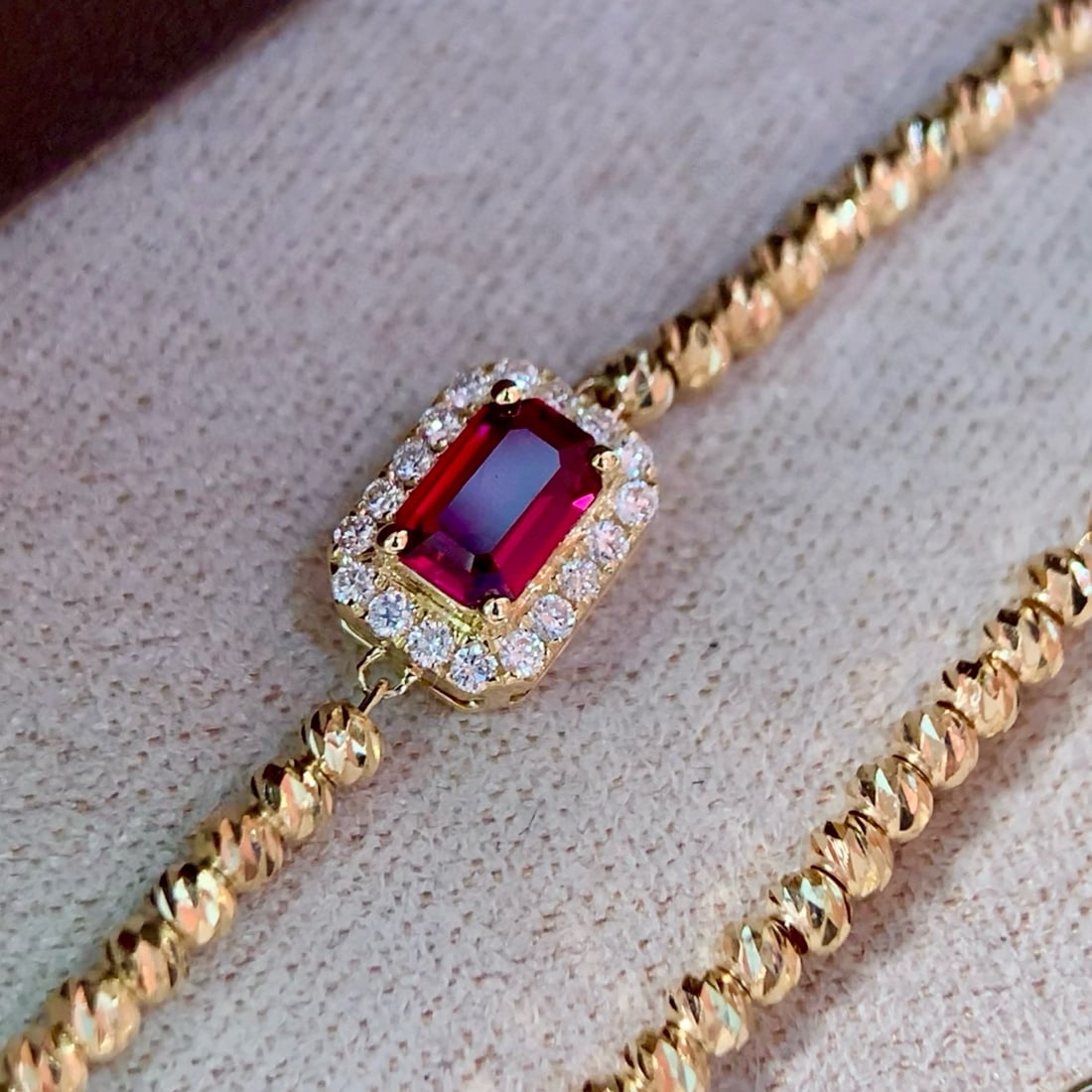 14k Gold 0.41 Ctw Natural Ruby & Diamond Bracelet: Ref:230990193 // gold content:14k gold // main gemstone:ruby // shape:octagonal // carat weight:0. 32ct // color:red // treatment:natural // // adjacent gemstone 2 : diamond // shape:round // carat