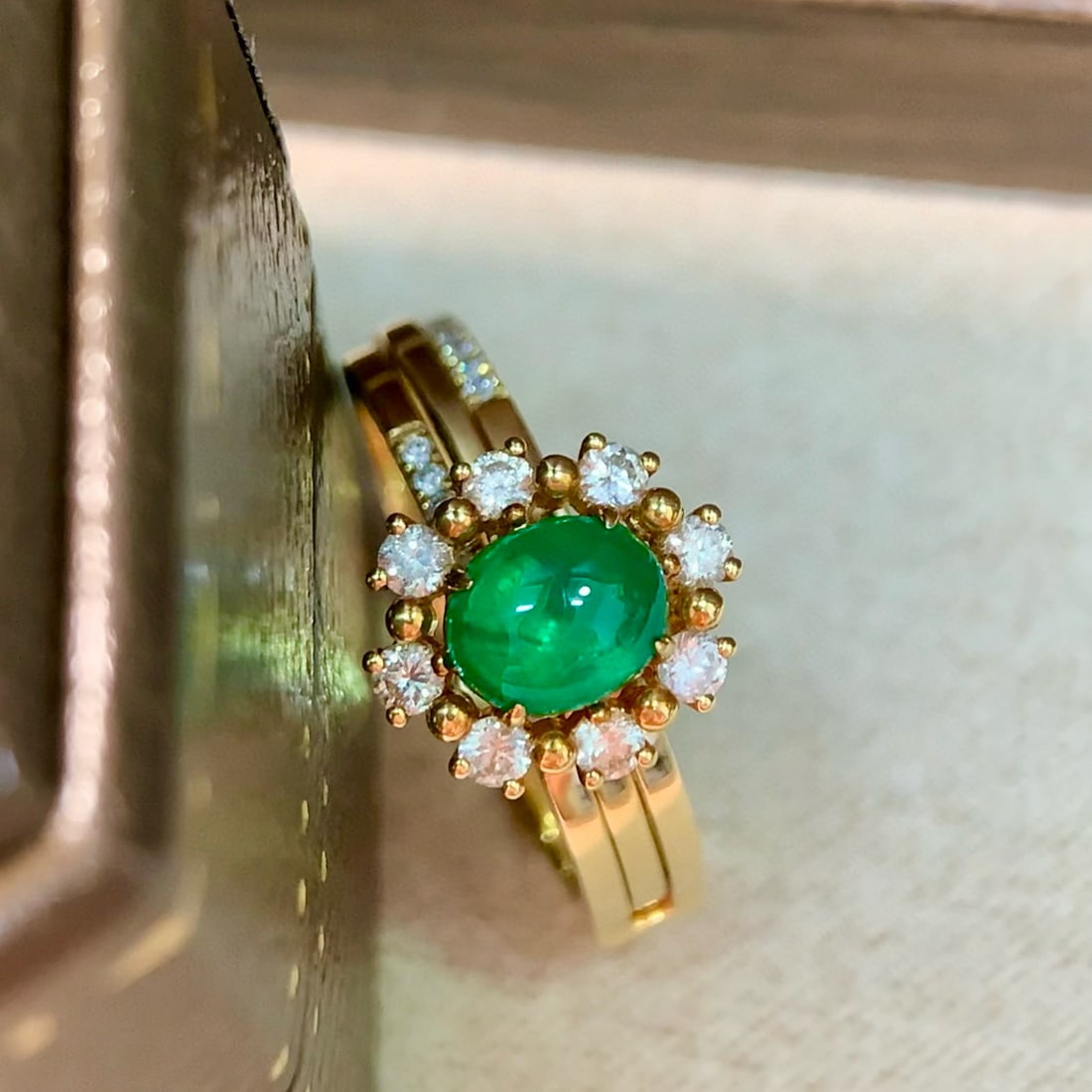 14k Gold 1.19 Ctw Vivid Green Natural Emerald & Diamond Ring: Ref:230990197 // gold content:14k gold // ring size:7. 25us // // main gemstone:emerald // shape:oval // carat weight:0. 84ct // color:vivid green // treatment:natural // // adjacent gemstone 2 : diam