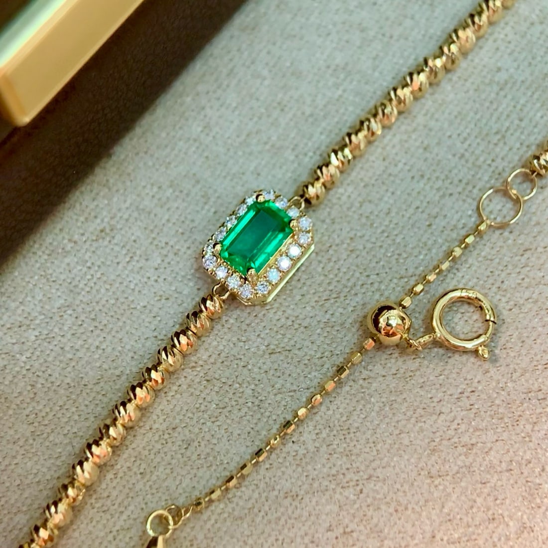 14k Gold 0.44 Ctw Vivid Green Natural Emerald & Diamond Bracelet: Ref:230990198 // gold content:14k gold // main gemstone:emerald // shape:octagonal // carat weight:0. 36ct // color:vivid green // treatment:natural // // adjacent gemstone 2 : diamond // shape:round 