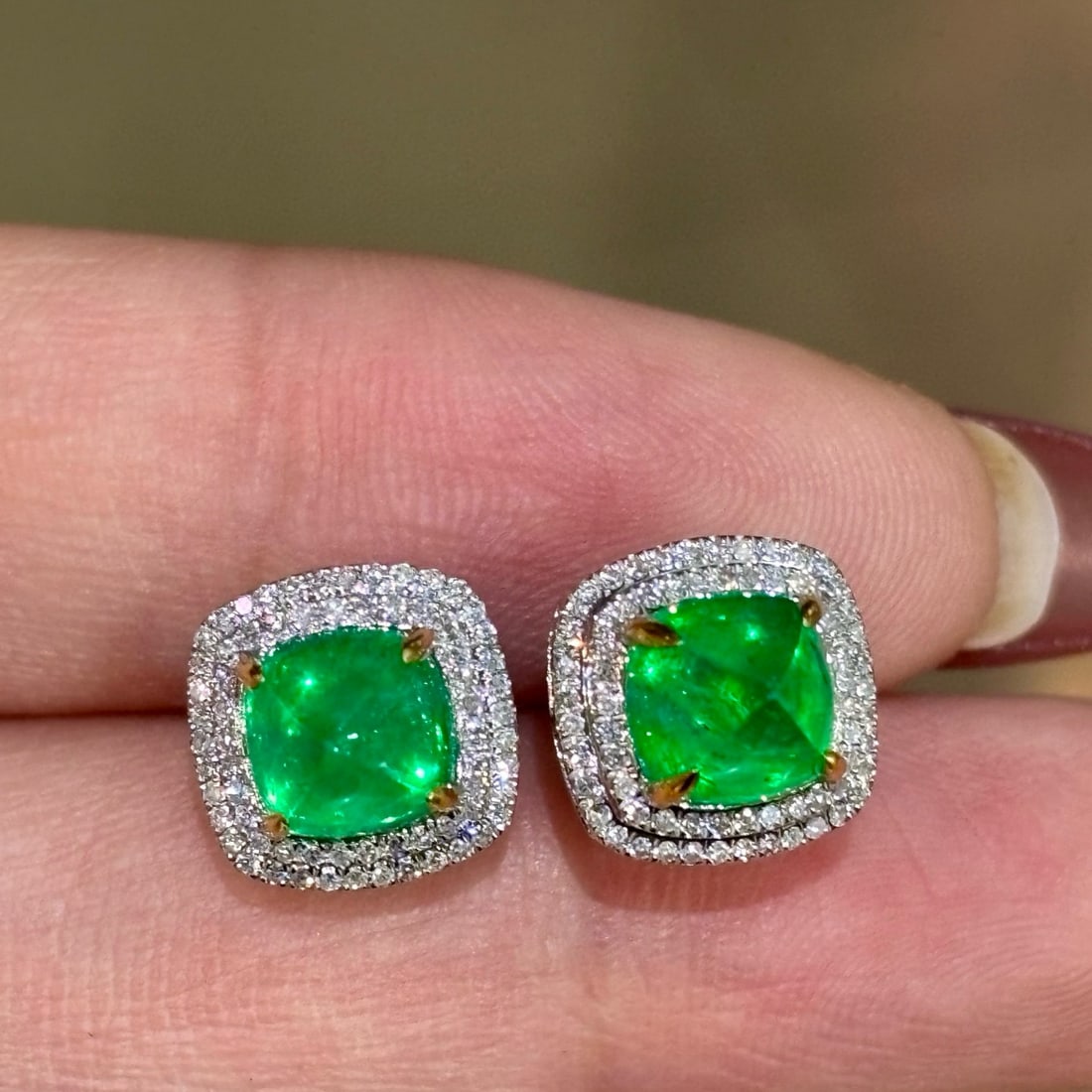 14k Gold 3.2 Ct Vivid Green Natural Emerald & Diamond Earrings: Ref:230990200 // gold content:14k gold // main gemstone:emerald // shape:suger-loaf // carat weight:3. 2ct // color:vivid green // treatment:natural // // adjacent gemstone 2 : diamond // shape:round