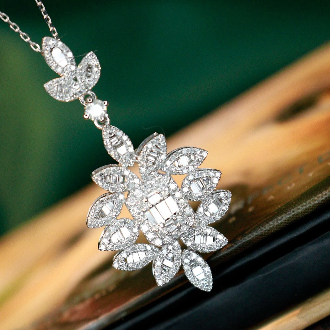 14k Gold 1.2 Ct Natural H Diamond Pendant( Without Chain ): Ref:230990205 // gold content:14k gold // main gemstone:diamond // shape:multiply // carat weight:1. 2ct // clarity grade:vs-si // color:h // treatment:natural // High Estimate: 6300 Condition: New Lo