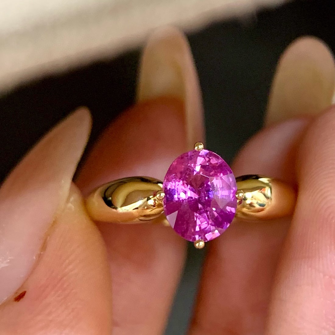 14k Gold 1.17 Ct Natural Padparadscha Sapphire Ring: Ref:230990209 // gold content:14k gold // ring size:7. 25us // // main gemstone:padparadscha sapphire // shape:oval // carat weight:1. 17ct // color:orangish pink // treatment:natural // Condition: Ne