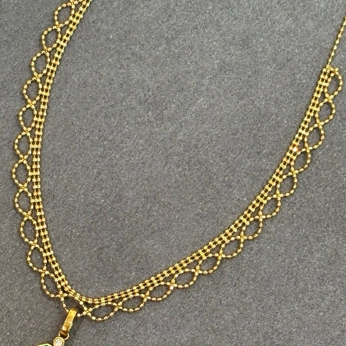 14k Gold 1.12 Ct Vivid Green Natural Emerald & Diamond Necklace: Ref:230990219 // gold content:14k gold // main gemstone:emerald // shape:octagonal // carat weight:1. 12ct // color:vivid green // treatment:natural // // adjacent gemstone 2 : diamond // shape:round 