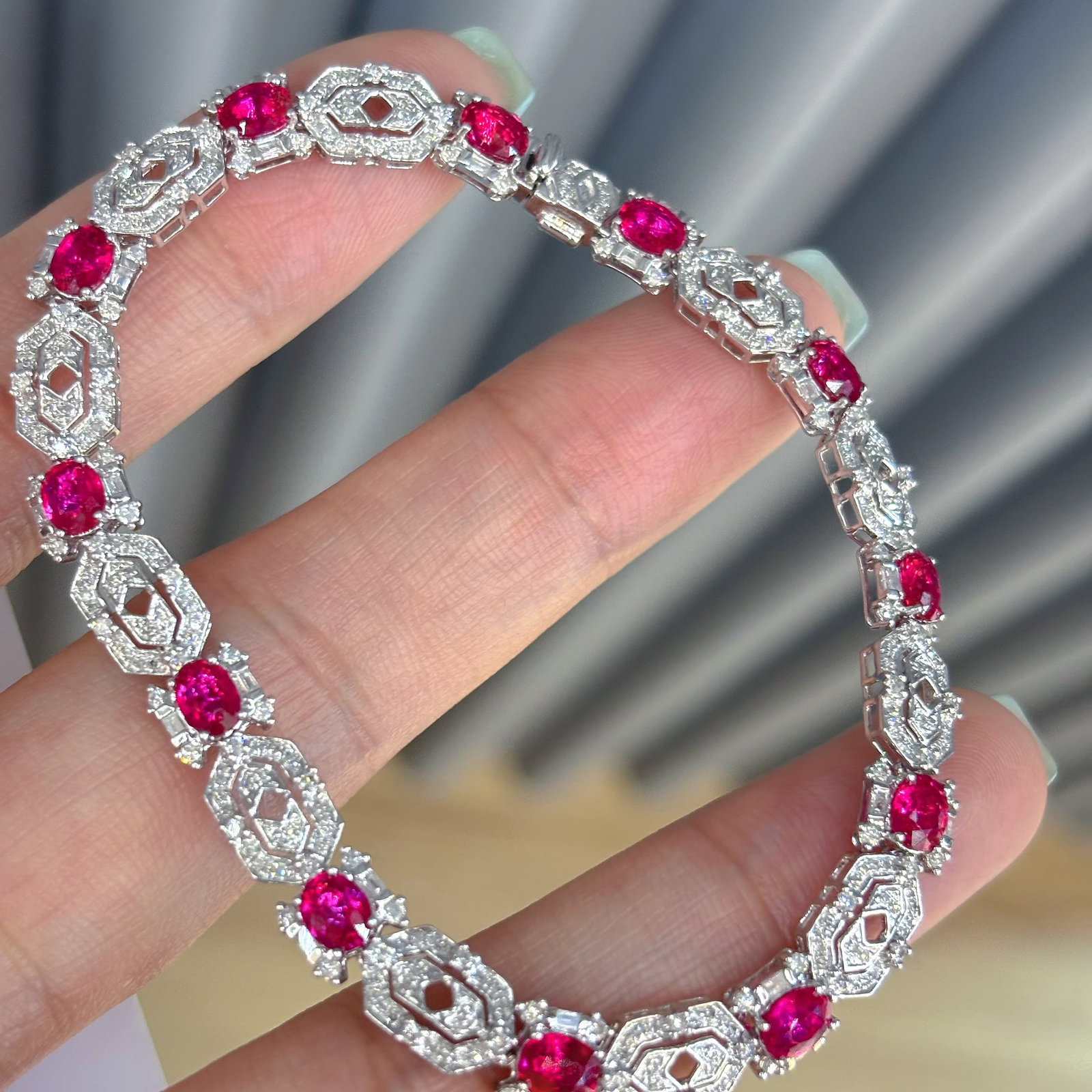 14k Gold 5 Ct Natural Ruby & Diamond Bracelet: Ref:230990222 // gold content:14k gold // main gemstone:ruby // shape:oval // carat weight:5ct // color:red // treatment:natural // // adjacent gemstone 2 : diamond // shape:multiply // clarity