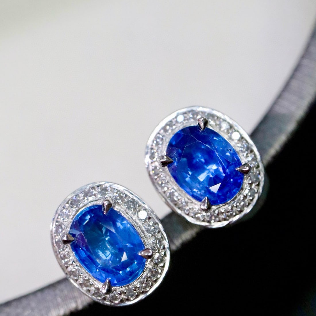 14k Gold 1.91 Ctw Natural Sapphire & Diamond Earrings: Ref:230990244 // gold content:14k gold // main gemstone:sapphire // shape:oval // carat weight:1. 75ct // color:blue // treatment:natural // // adjacent gemstone 2 : diamond // shape:round // carat