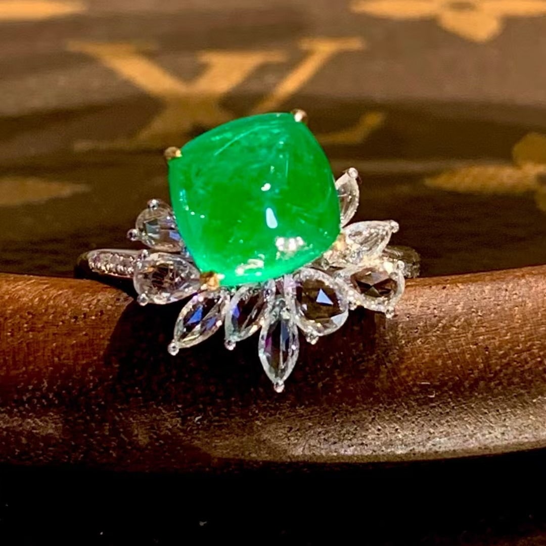 14k Gold 3.25 Ct Vivid Green Natural Emerald & Diamond & Sapphire Ring: Ref:230990263 // gold content:14k gold // ring size:7. 25us // // main gemstone:emerald // shape:suger-loaf // carat weight:3. 25ct // color:vivid green // treatment:natural // // adjacent gemstone 2