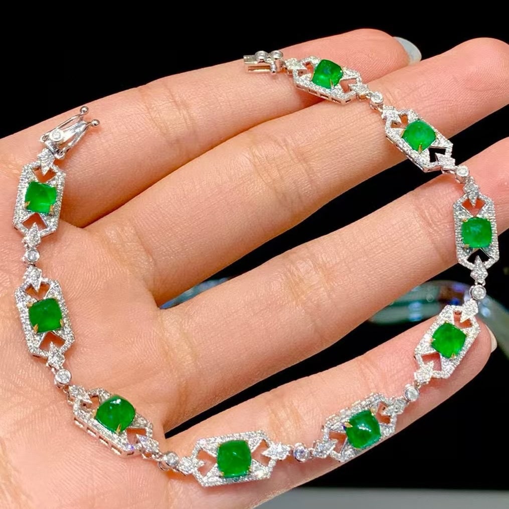 14k Gold 5.6 Ct Vivid Green Natural Emerald & Diamond Bracelet: Ref:230990264 // gold content:14k gold // main gemstone:emerald // shape:suger-loaf // carat weight:5. 6ct // color:vivid green // treatment:natural // // adjacent gemstone 2 : diamond // number of