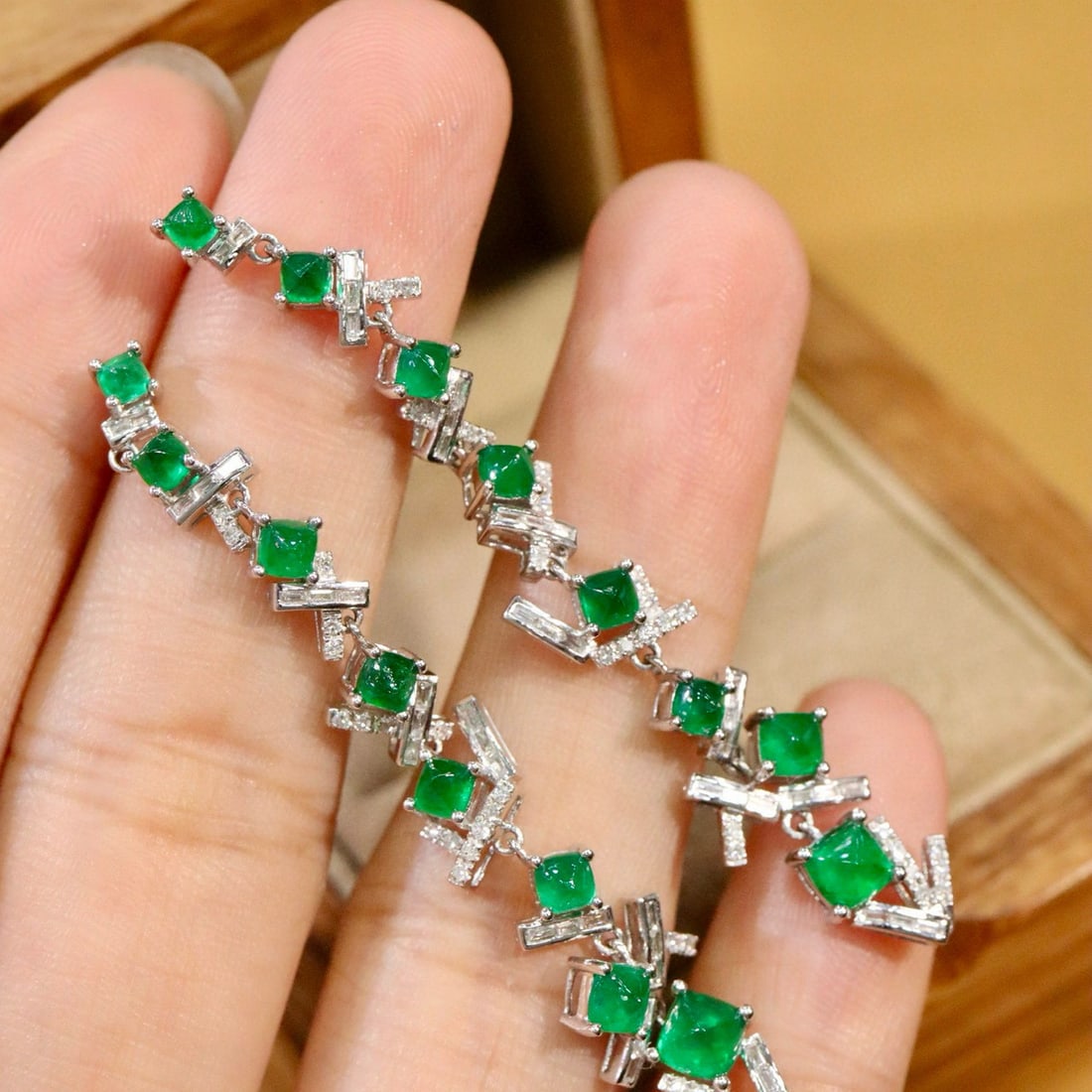 14k Gold 3.57 Ctw Vivid Green Natural Emerald & Diamond Earrings: Ref:230990266 // gold content:14k gold // main gemstone:emerald // shape:suger-loaf // carat weight:3. 05ct // color:vivid green // treatment:natural // // adjacent gemstone 2 : diamond // shape:multi