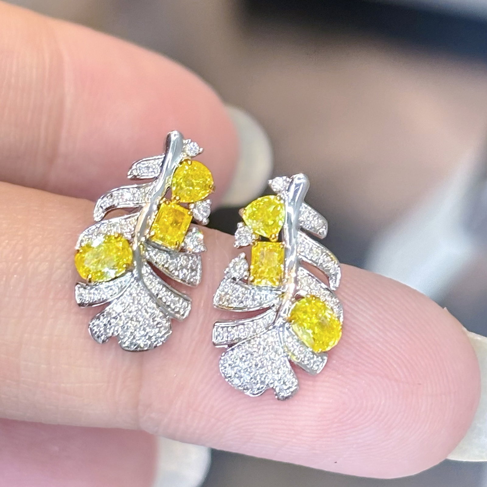 14k Gold 1.1 Ct Natural Yellow Diamond & Diamond Earrings: Ref:230990270 // gold content:14k gold // main gemstone:yellow diamond // shape:multiply // carat weight:1. 1ct // color:yellow // treatment:natural // // adjacent gemstone 2 : diamond // shape:round 