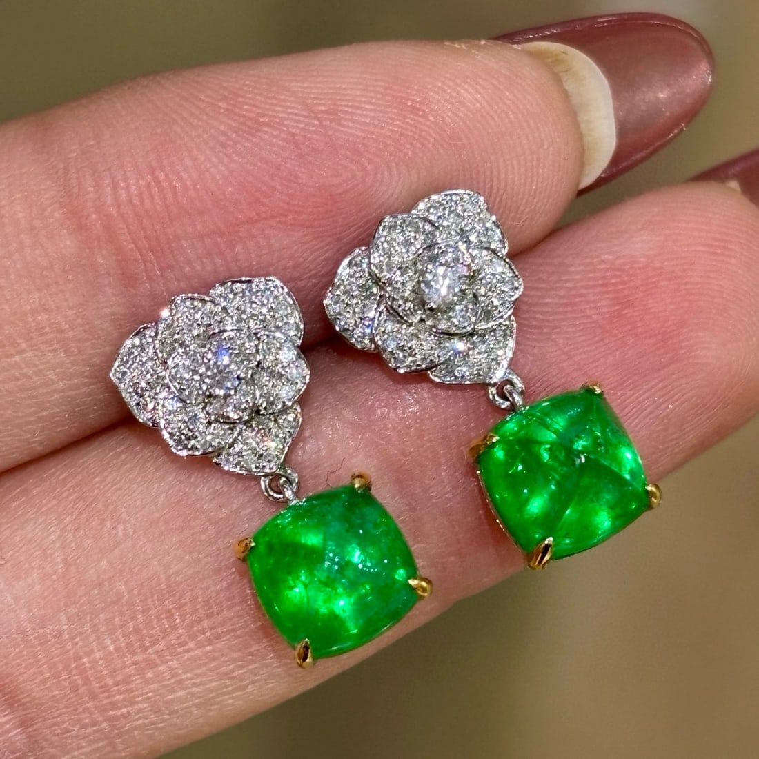 14k Gold 4.3 Ct Vivid Green Natural Emerald & Diamond Earrings: Ref:230990289 // gold content:14k gold // main gemstone:emerald // shape:suger-loaf // carat weight:4. 3ct // color:vivid green // treatment:natural // // adjacent gemstone 2 : diamond // shape:round