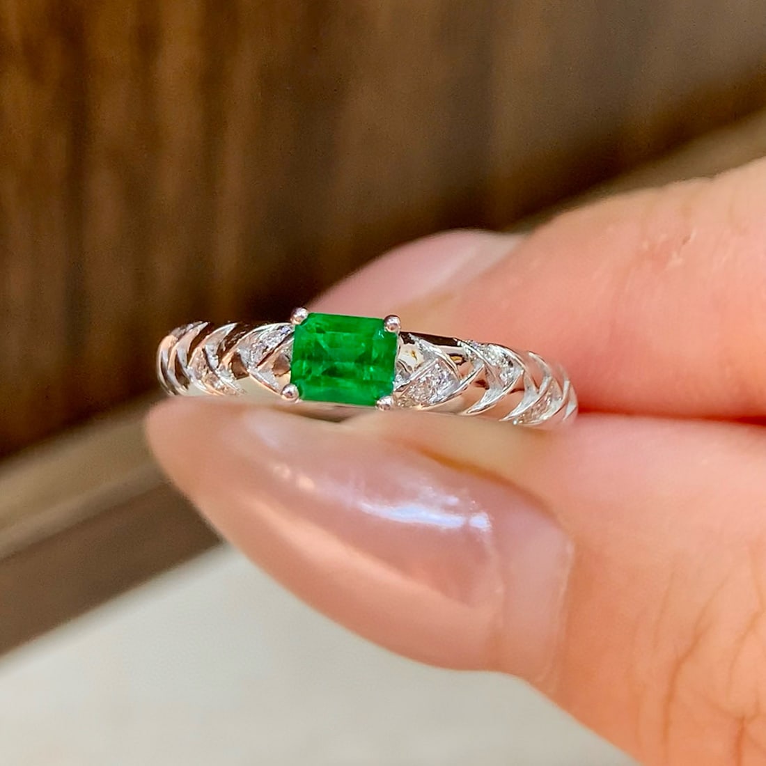 14k Gold 0.54 Ctw Vivid Green Natural Emerald & Diamond Ring: Ref:230990290 // gold content:14k gold // ring size:7. 25us // // main gemstone:emerald // shape:octagonal // carat weight:0. 47ct // color:vivid green // treatment:natural // // adjacent gemstone 2 :
