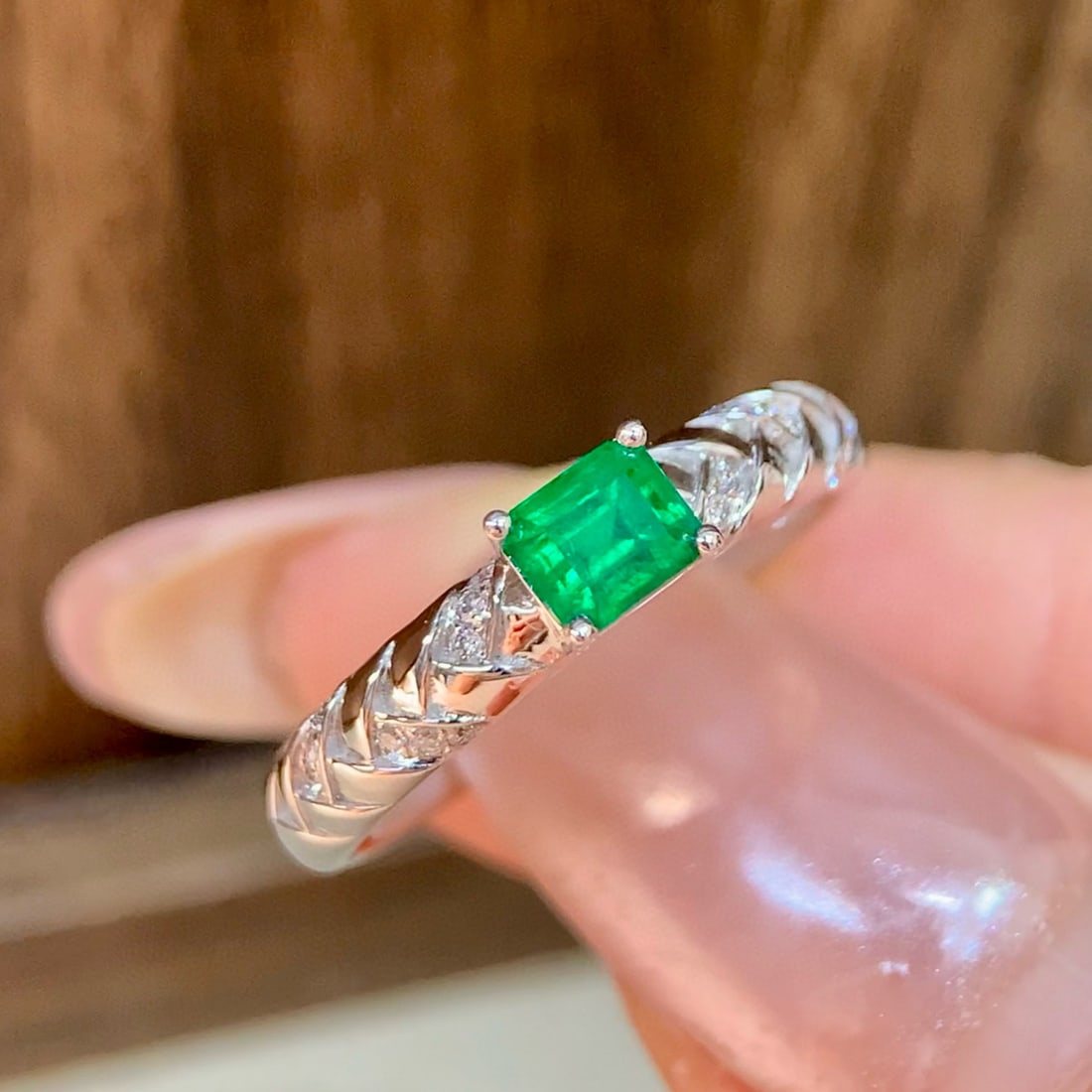 14k Gold 0.54 Ctw Vivid Green Natural Emerald & Diamond Ring - 2