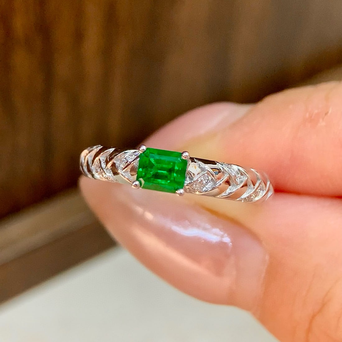 14k Gold 0.54 Ctw Vivid Green Natural Emerald & Diamond Ring - 4