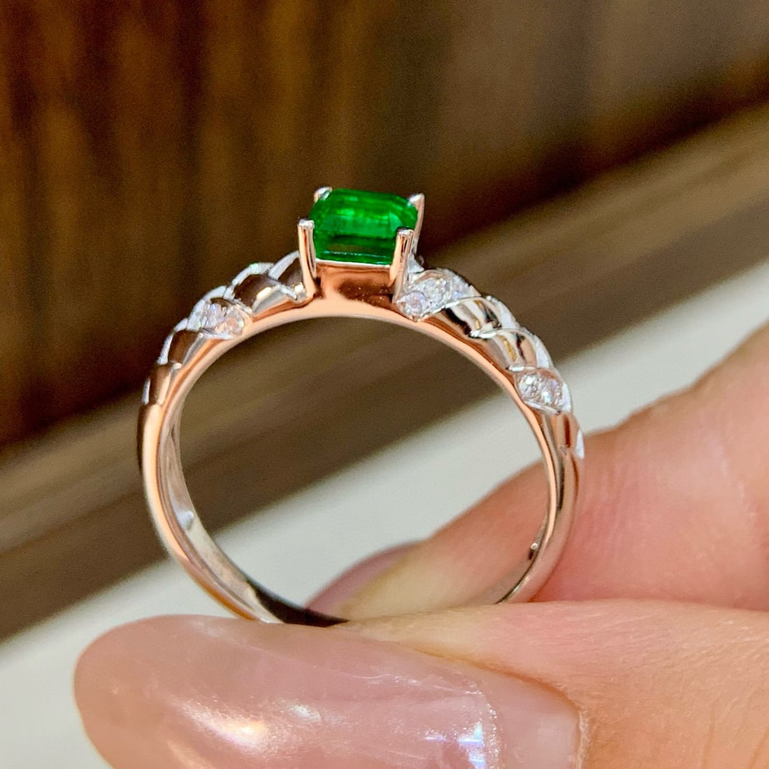 14k Gold 0.54 Ctw Vivid Green Natural Emerald & Diamond Ring - 5