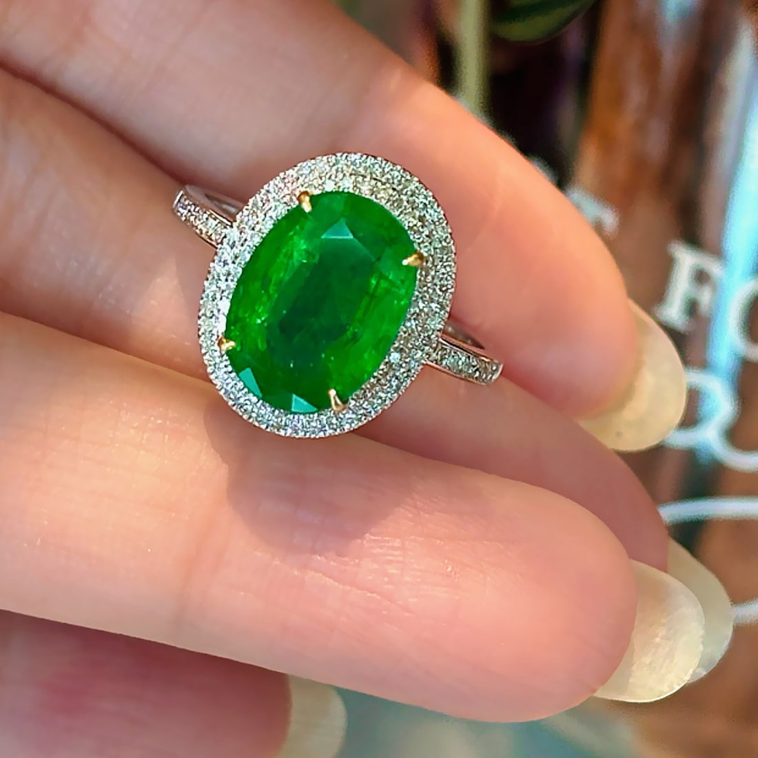 14k Gold 3.77 Ct Vivid Green Natural Emerald & Diamond Ring: Ref:230990291 // gold content:14k gold // ring size:7. 25us // // main gemstone:emerald // shape:oval // carat weight:3. 77ct // color:vivid green // treatment:natural // // adjacent gemstone 2 : diam