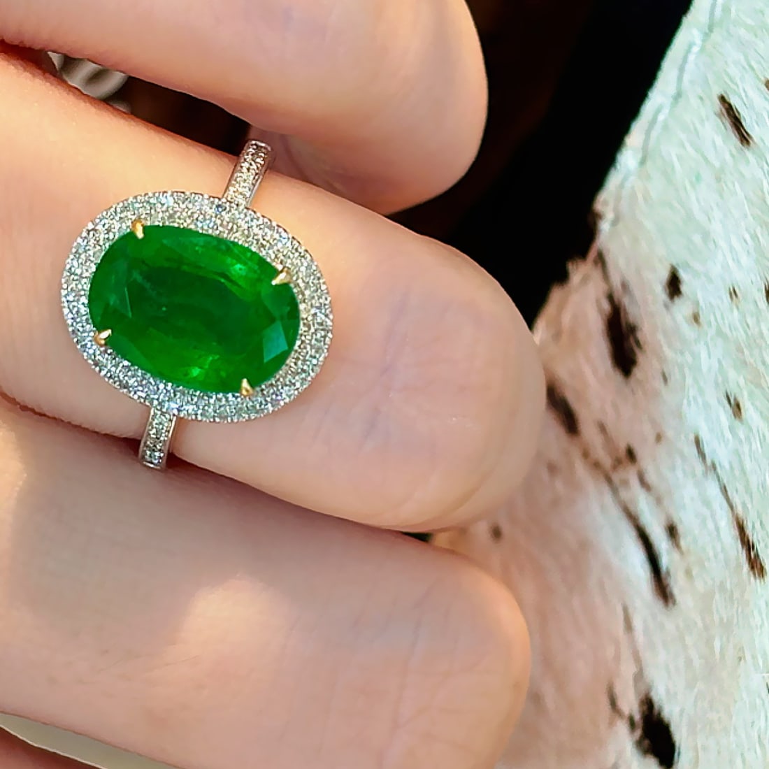 14k Gold 3.77 Ct Vivid Green Natural Emerald & Diamond Ring - 2