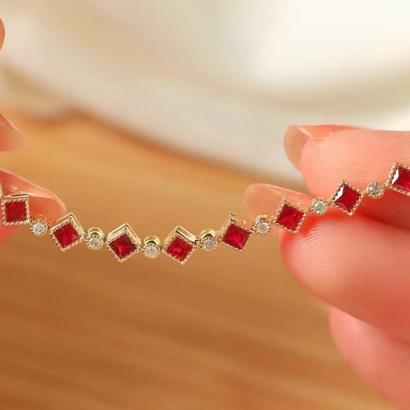 14k Gold 1.17 Ctw Natural Ruby & Diamond Bracelet: Ref:230990300 // gold content:14k gold // main gemstone:ruby // shape:princess // carat weight:1ct // color:red // treatment:natural // // adjacent gemstone 2 : diamond // shape:round // carat