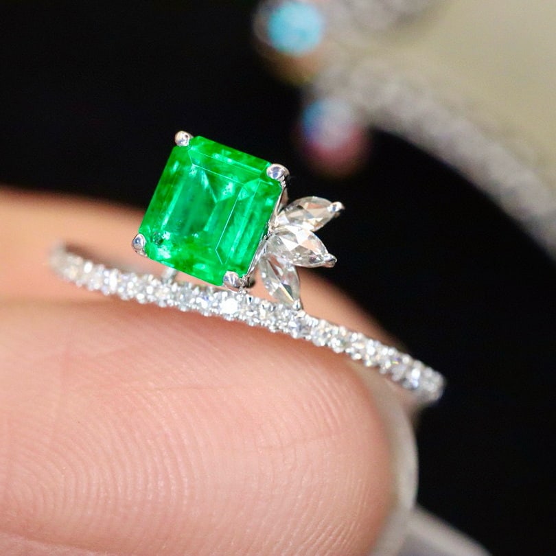 14k Gold 0.66 Ctw Vivid Green Natural Emerald & Diamond Ring - 2