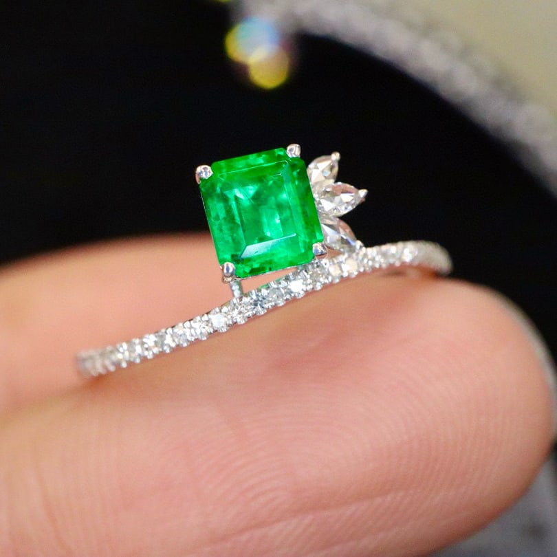 14k Gold 0.66 Ctw Vivid Green Natural Emerald & Diamond Ring - 3