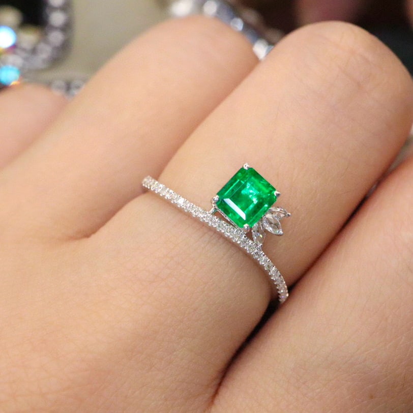 14k Gold 0.66 Ctw Vivid Green Natural Emerald & Diamond Ring - 5