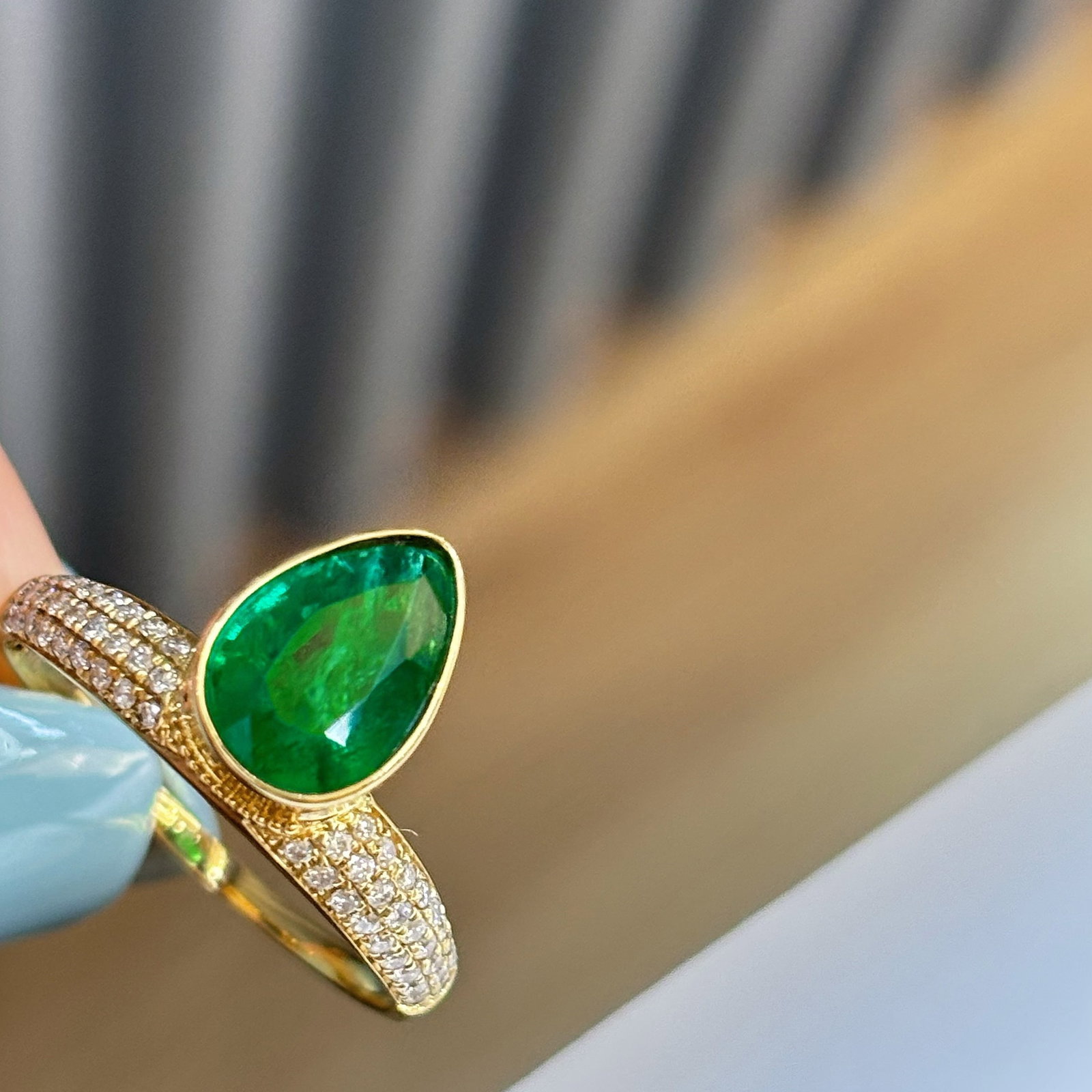 14k Gold 1.67 Ct Vivid Green Natural Emerald & Diamond Ring: Ref:230990306 // gold content:14k gold // ring size:7. 25us // // main gemstone:emerald // shape:pear // carat weight:1. 67ct // color:vivid green // treatment:natural // // adjacent gemstone 2 :