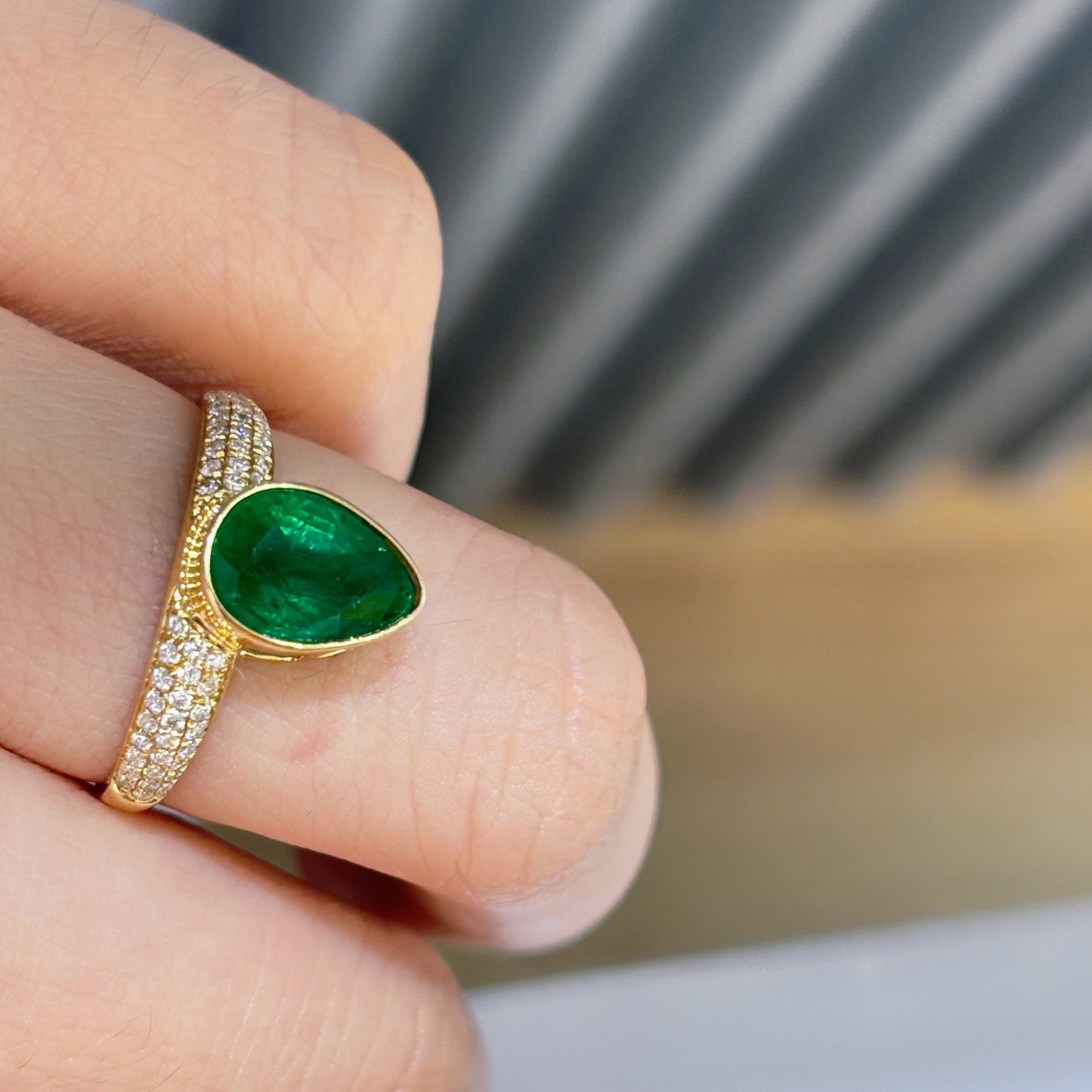 14k Gold 1.67 Ct Vivid Green Natural Emerald & Diamond Ring - 3