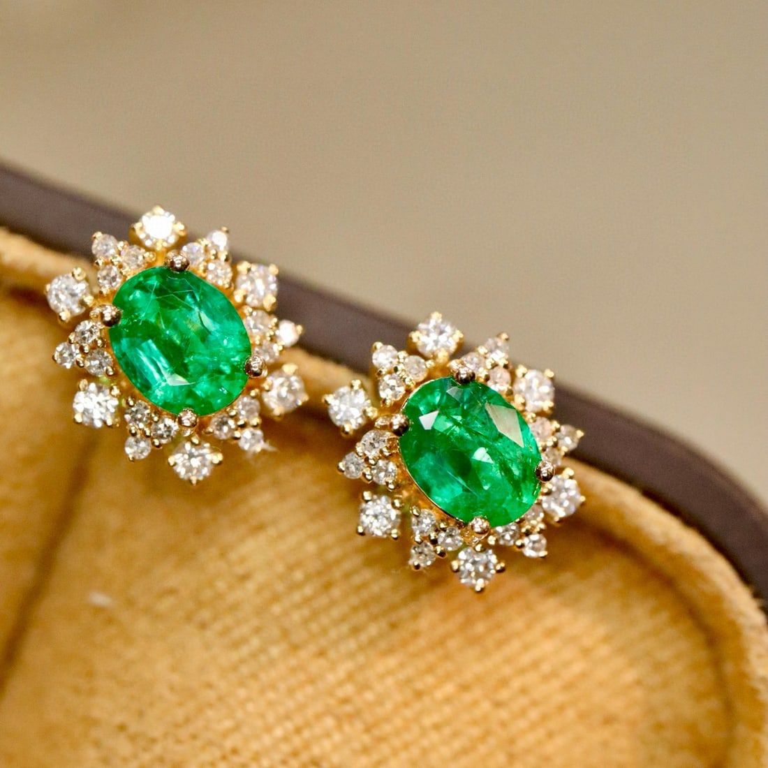 14k Gold 1.07 Ctw Vivid Green Natural Emerald & Diamond Earrings: Ref:230990307 // gold content:14k gold // main gemstone:emerald // shape:oval // carat weight:0. 75ct // color:vivid green // treatment:natural // // adjacent gemstone 2 : diamond // shape:round // ca