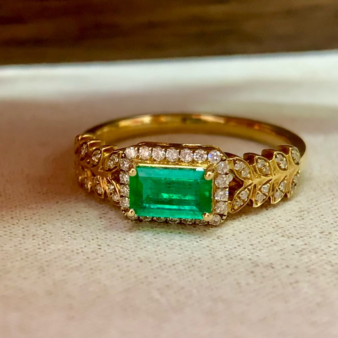 14k Gold 0.66 Ctw Vivid Green Natural Emerald & Diamond Ring: Ref:230990308 // gold content:14k gold // ring size:7. 25us // // main gemstone:emerald // shape:octagonal // carat weight:0. 51ct // color:vivid green // treatment:natural // // adjacent gemstone 2 :