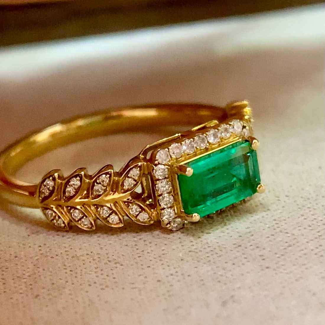 14k Gold 0.66 Ctw Vivid Green Natural Emerald & Diamond Ring - 2