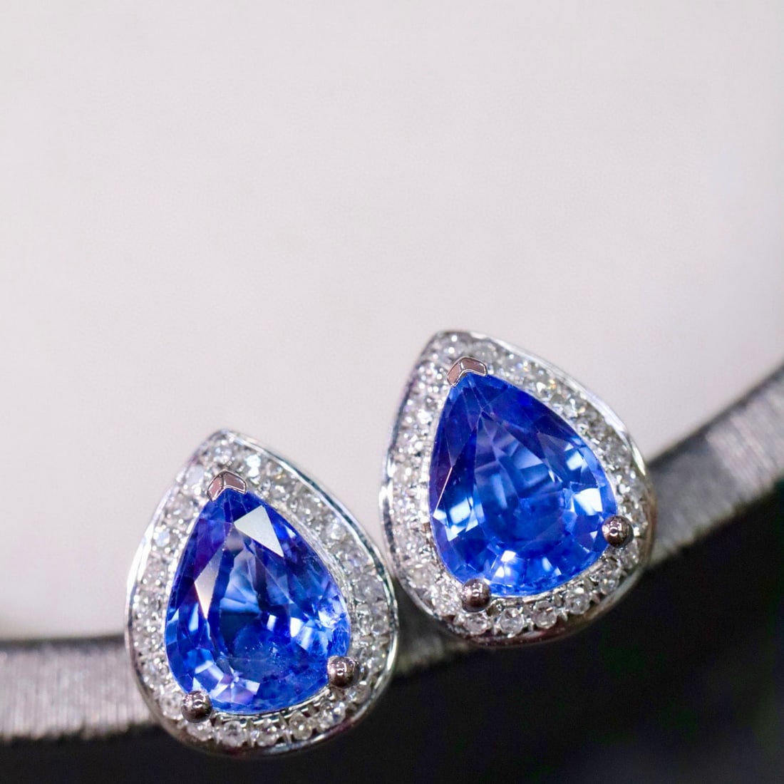 14k Gold 2.11 Ctw Natural Sapphire & Diamond Earrings: Ref:230990311 // gold content:14k gold // main gemstone:sapphire // shape:pear // carat weight:1. 93ct // color:cornflower blue // treatment:natural // // adjacent gemstone 2 : diamond // shape:round