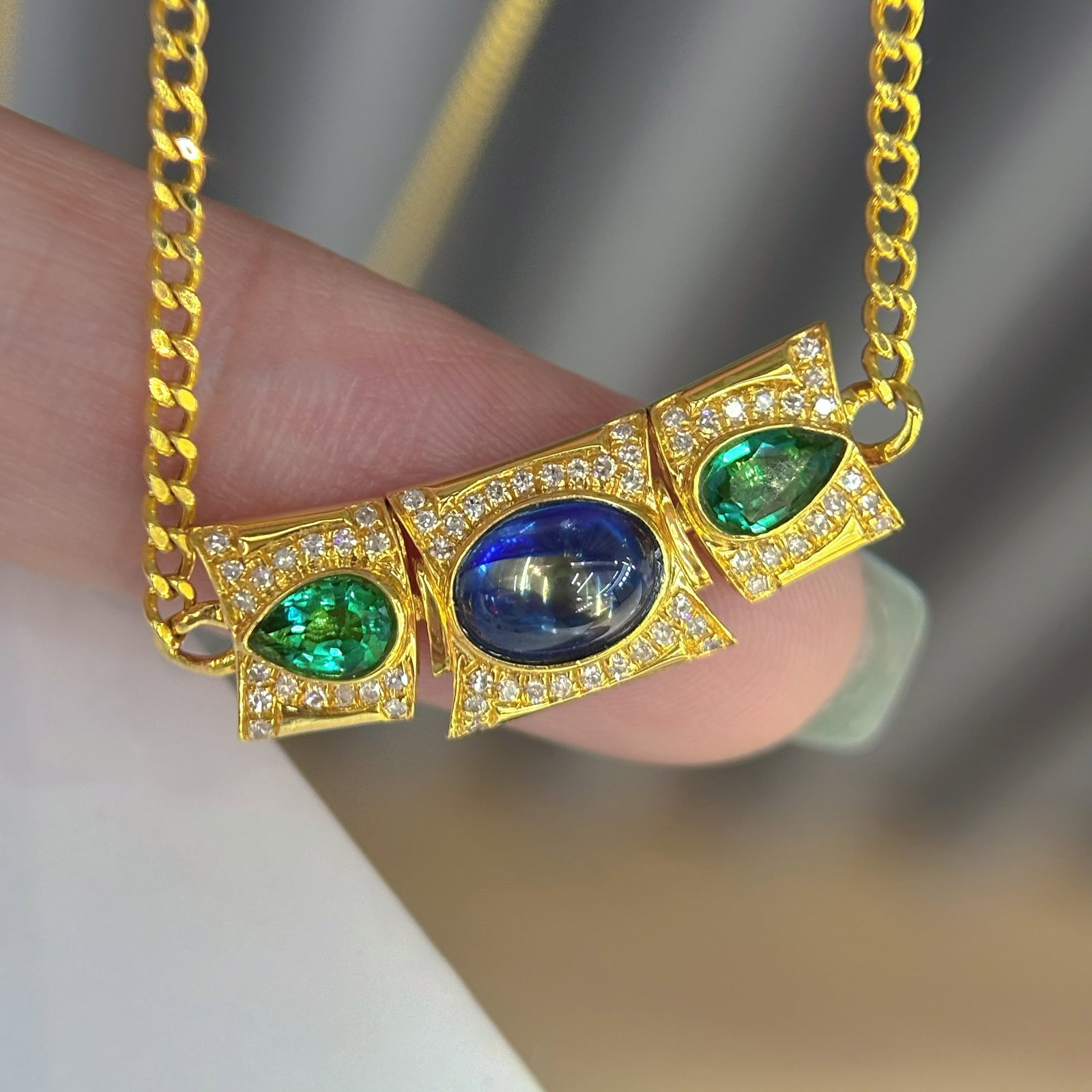 14k Gold 1.5 Ctw Natural Sapphire & Emerald Necklace: Ref:230990317 // gold content:14k gold // main gemstone:sapphire // shape:oval // carat weight:1. 1ct // color:blue // treatment:natural // // adjacent gemstone 2 : emerald // shape:pear // carat weig
